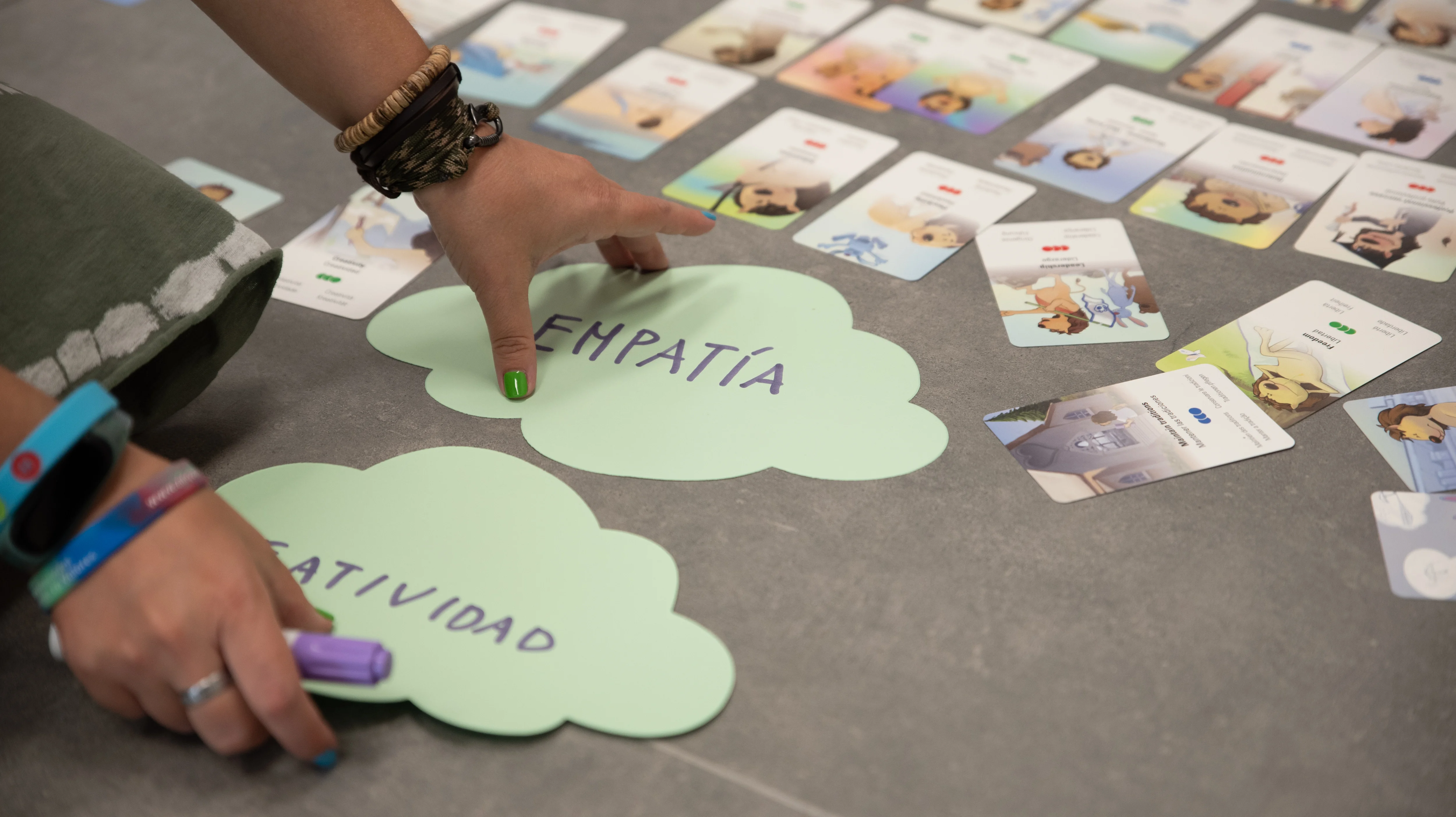 Momento de conexión y aprendizaje en el taller